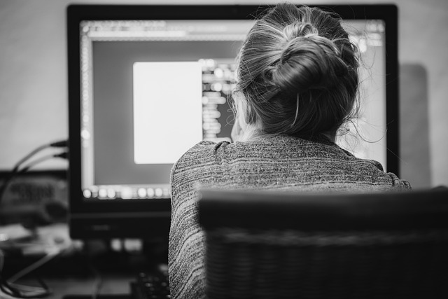 ** Jak budować sieć kontaktów i społeczność online i offline jako freelancer? Praktyczny poradnik. - 1 2025